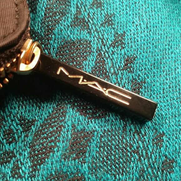 Limited Edition MAC Brush Case - Picture 3 of 3