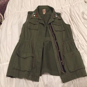 green sleeveless army vest