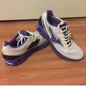 Size 8.5 women's Mizuno shoes