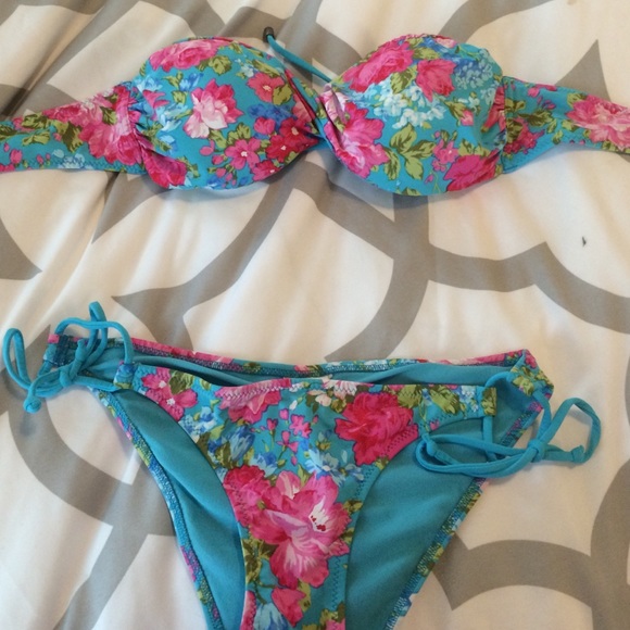 Adorable floral Abercrombie bikini