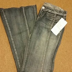 NWT Vanilla Star Foxy Flare fit jeans SZ 9