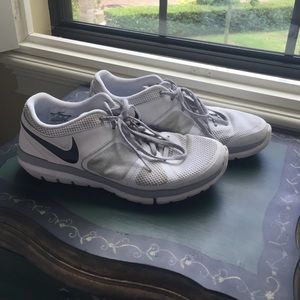 Nike leather tennis shoes( Womens)