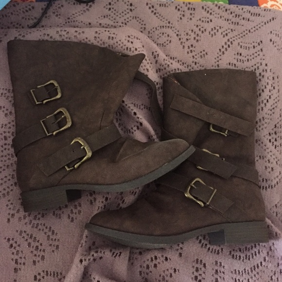 Short vegan leather boots