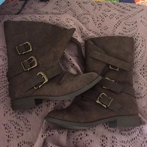 Short vegan leather boots