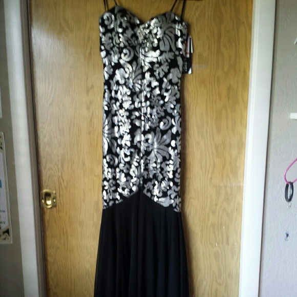 Lovely mermaid cut dress!