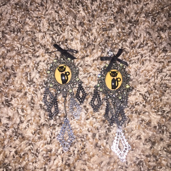 BetseyJohnsonHTF Cat Cameo Earrings