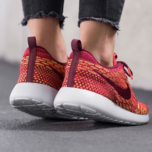 {Nike} Roshe Flyknit - Picture 2 of 4