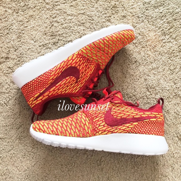 {Nike} Roshe Flyknit - Picture 3 of 4