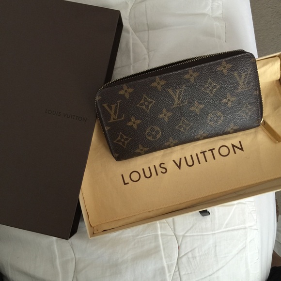 Authentic Louis Vuitton Zippy Wallet
