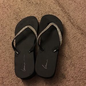 Black Flip-flops With Hill On The Bottom