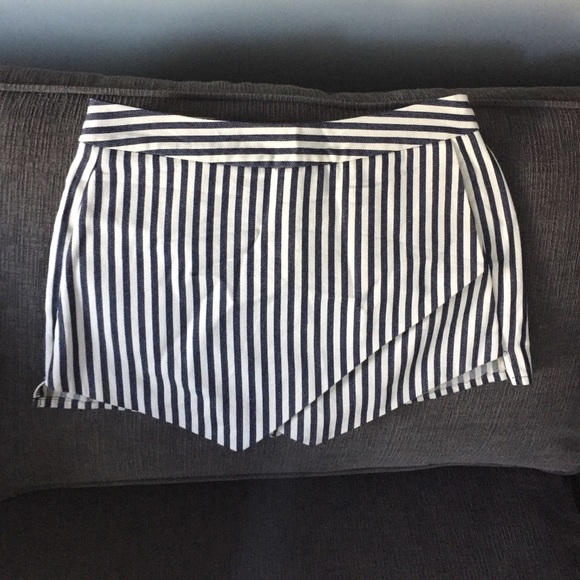 SKIES ARE BLUE NAVY AND CREAM SKORT