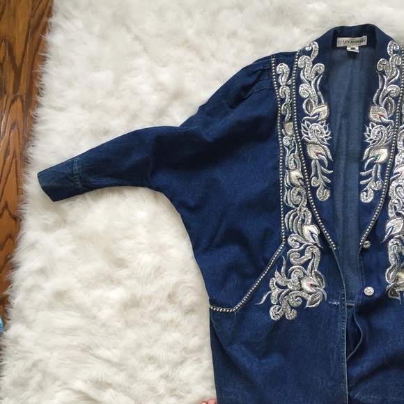 🎉HP🎉Vintage Embellished Jean Jacket - Picture 3 of 3
