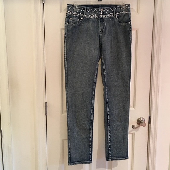NWOT. Womens Mid/Hi Waist Stretch Jeans. RunsSmall