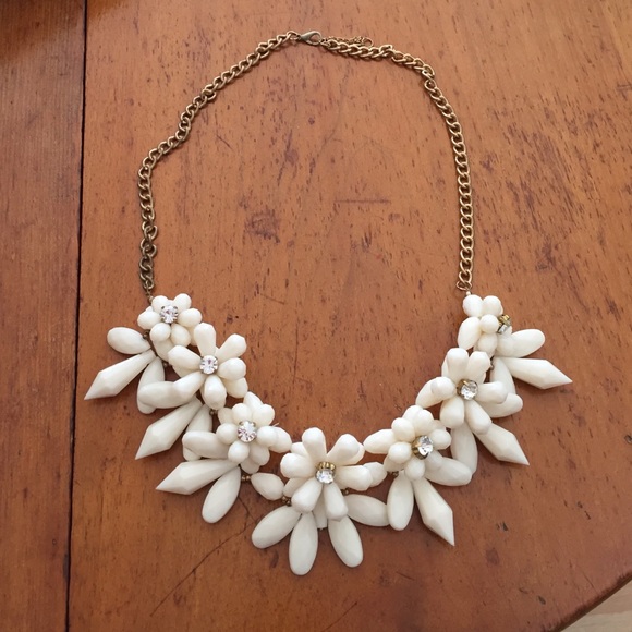Ivory / white flower rhinestone statement necklace