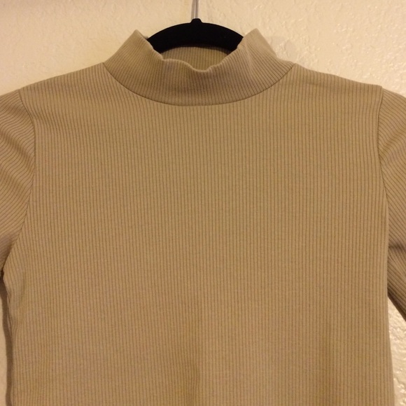 SOLD‼️Abercrombie Ribbed Mock Neck Top - Picture 2 of 2