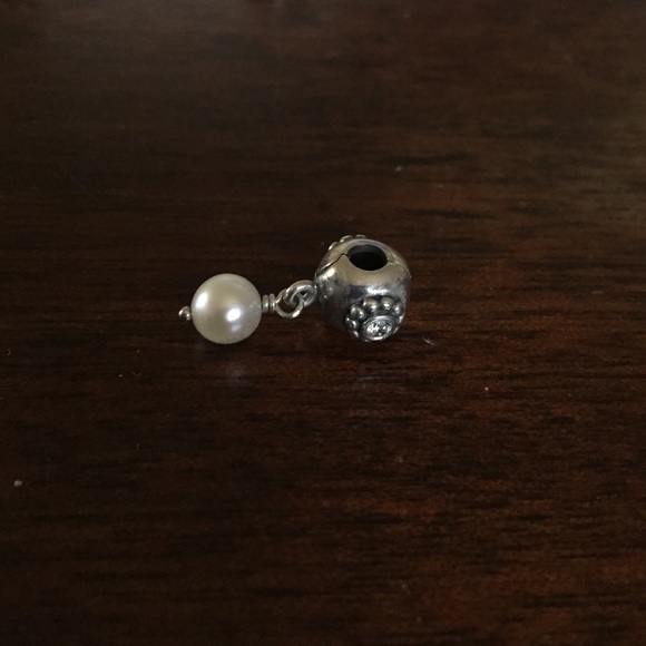 Pearl clasp charm - Picture 1 of 1