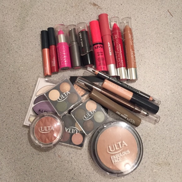 Makeup bundle! New or barley used! Open to offers!