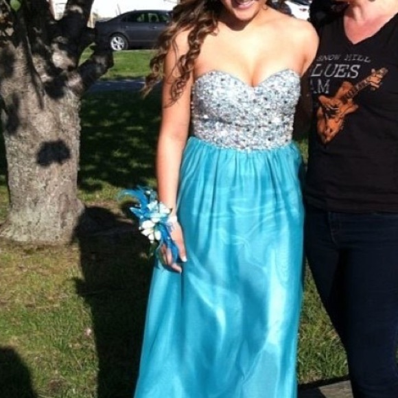 Prom dress - Picture 2 of 3