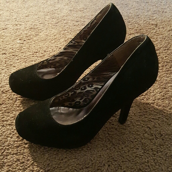 Black velvet pumps