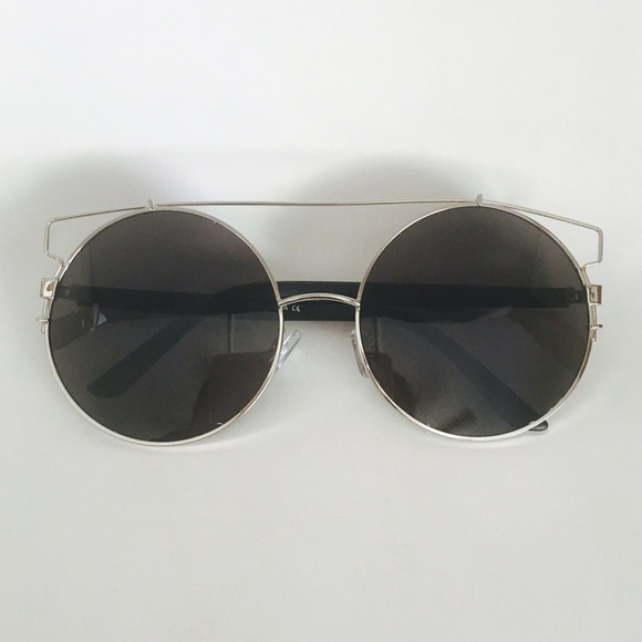 Oversized round sunnies