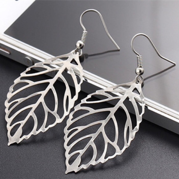 Jewelry - Silver Tone Leaf Earrings