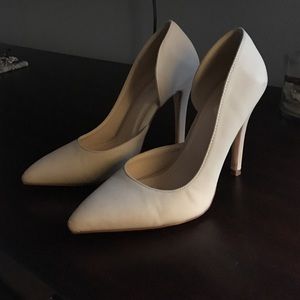 Nude pointy toe heels