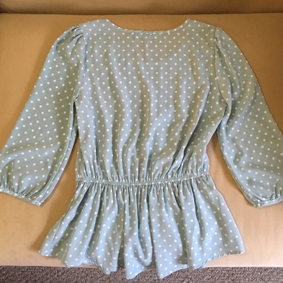 🔵⚪️ Light blue Polka Dot Top - Picture 2 of 2