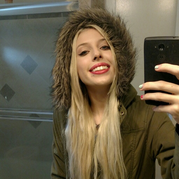 Meet your Posher, Taylor - Picture 2 of 4