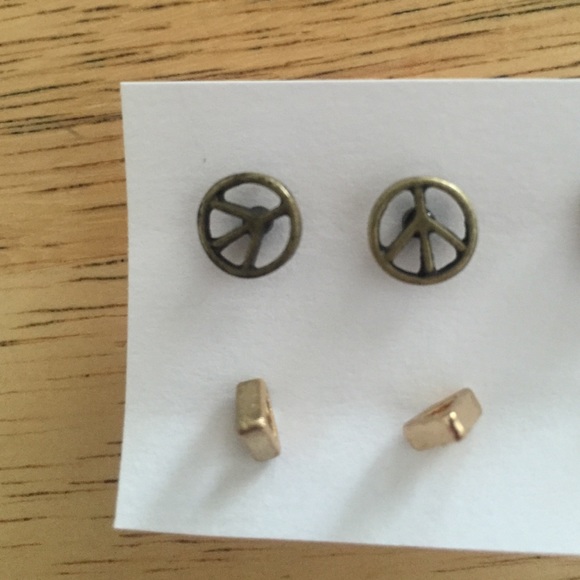 Earrings - stud - Picture 2 of 3