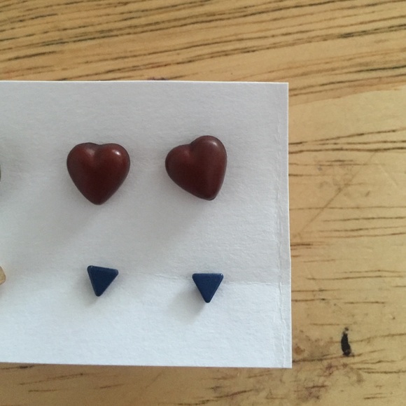 Earrings - stud - Picture 3 of 3
