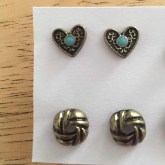 Earrings - stud - Picture 2 of 3