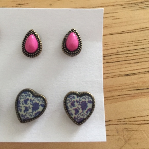 Earrings - stud - Picture 3 of 3