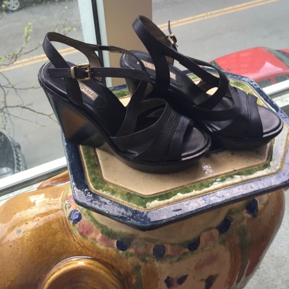 Black wedges