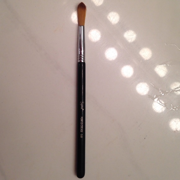 Signs Pointed Crease E48 Brush