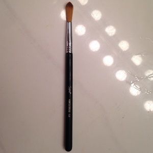 Signs Pointed Crease E48 Brush