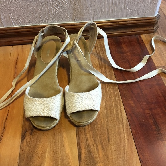 Size 9 White wedges