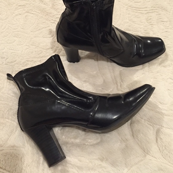 Black heeled boots
