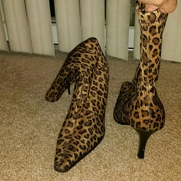 Pointy leopard boots