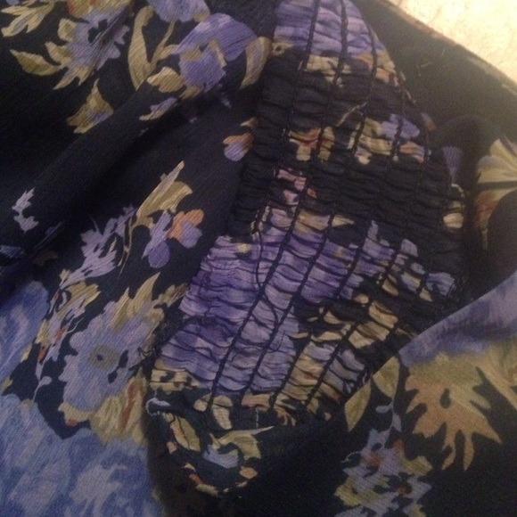 Navy skirt with periwinkle roses - Picture 4 of 4