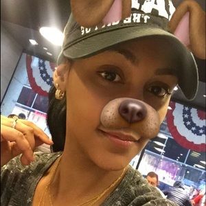 Meet your Posher, Deyanira