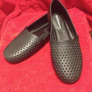 BCBGeneration Xeno2 Perforated flats