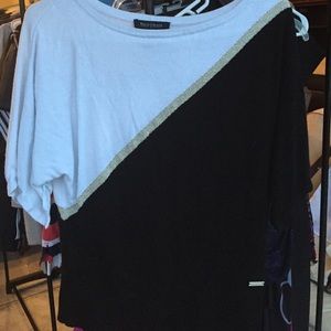 White house black market beautiful top. Size M.
