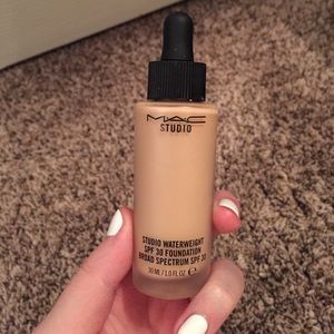 MAC Studio Waterweight SPF 30 Foundation