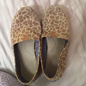 Giraffe print toms