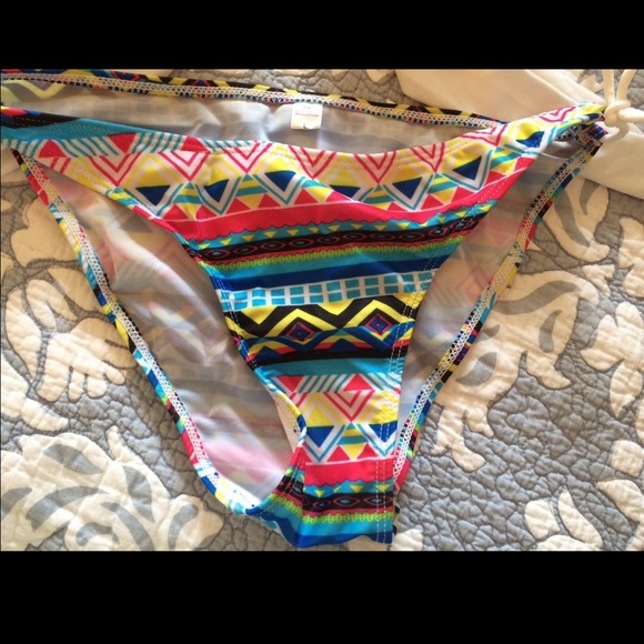 WHITE TRIBAL PRINT BIKINI! - Picture 3 of 3