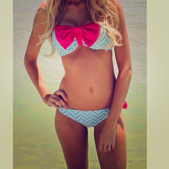 NWOT 🎉 Chevron print Bathing suit with a bow