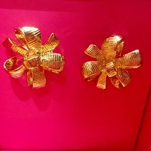 Lilly Pulitzer Accessories - NWT Lilly Pulitzer Gold Bow Earrings with Box Lilly Pulitzer Accessories - NWT Lilly Pulitzer Gold Bow Earrings with Box