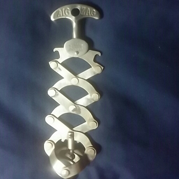 ZIG ZAG WINE BOTTLE CORK SCREW OPENER