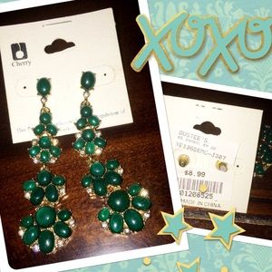 🐸NWT.Emerald green teardrop diamond earrings💎