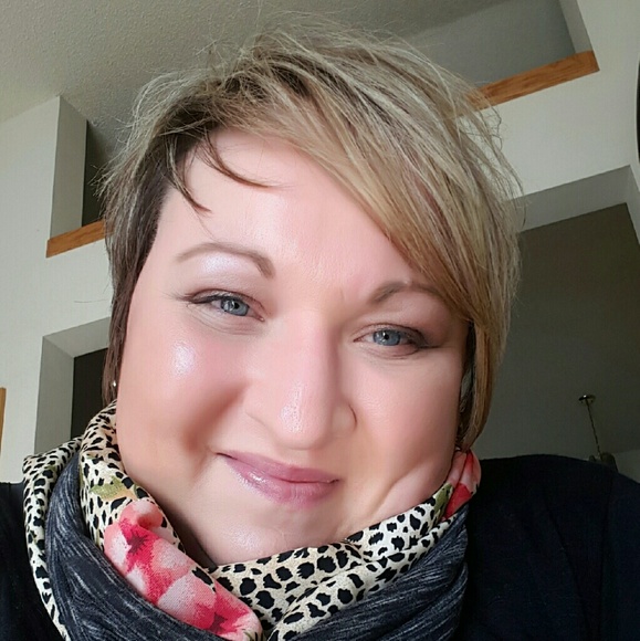 Meet your Posher, Danielle - Picture 3 of 4